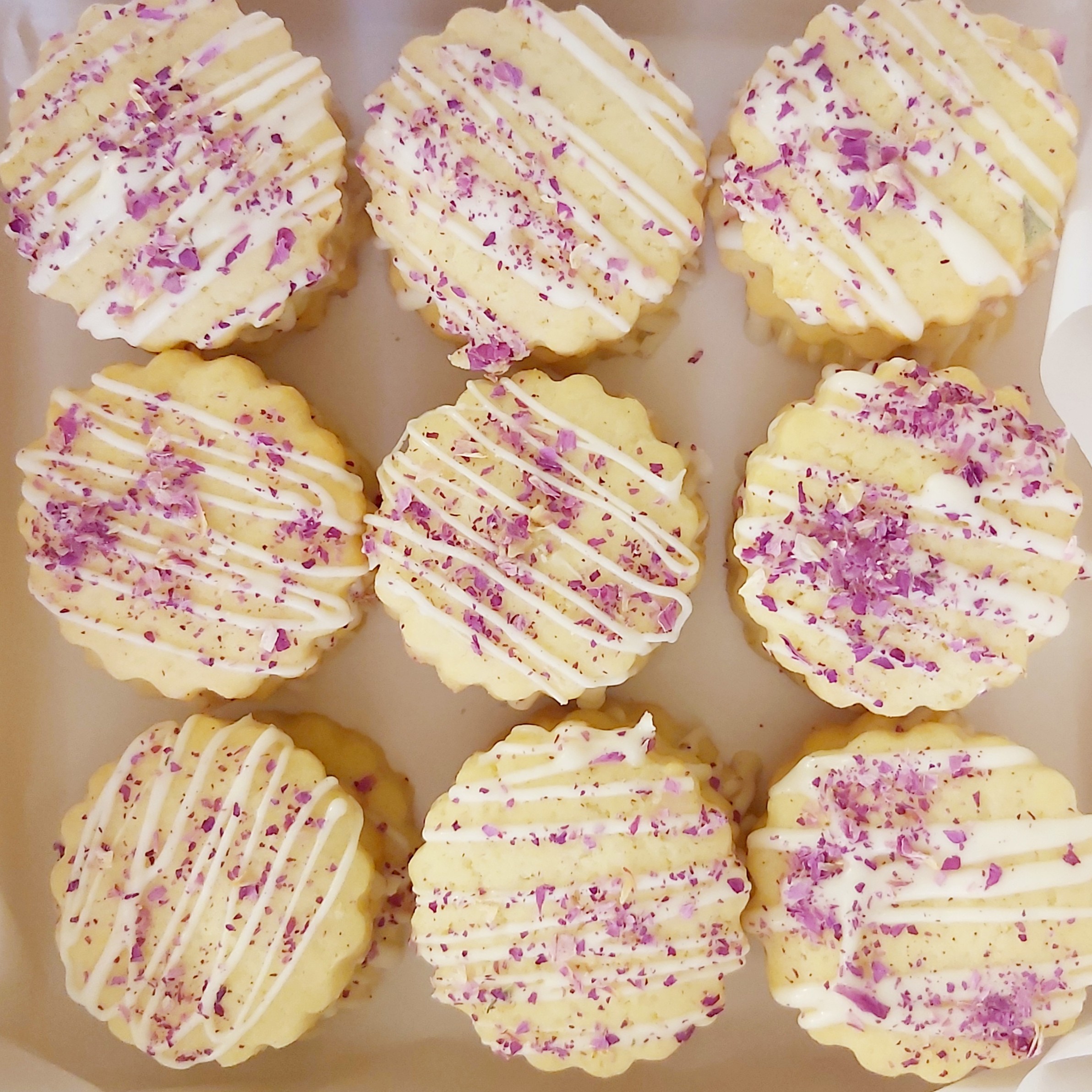 کره ای شکلاتی با کره حیوانی و شکلات 