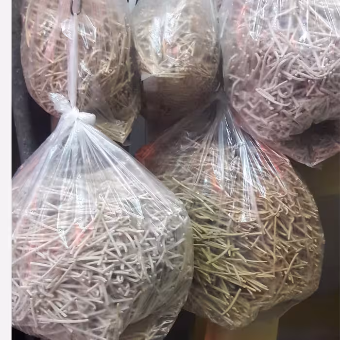 رشته آش و رشته پلویی  کم نمک و  تازه و خوشمزه .خانگی.طبیعی.خانگی محلی. بسته یک کیلویی قیمت25000تومان.رنگ قهوه ای وسفید