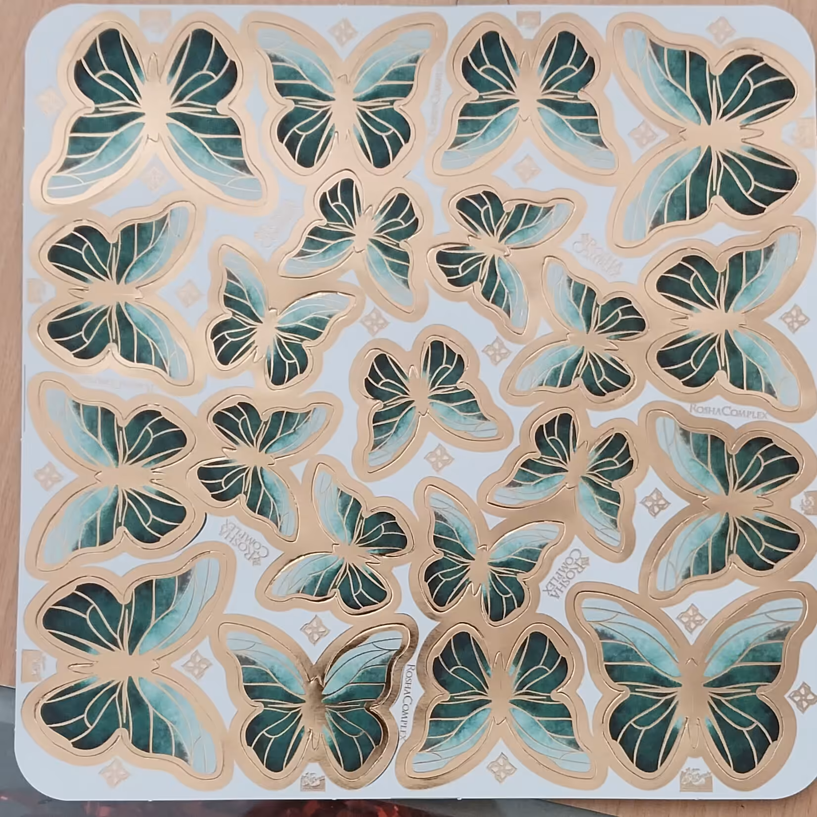 پروانه طلا کوب روی کیک برگه ای سبز