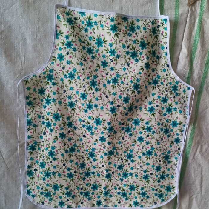 پیشبند سایز 60&80زمینه سفید گلدارسبزپشت سفره ضخیم نواردوزی شده وزن  تقریبی 500گرم