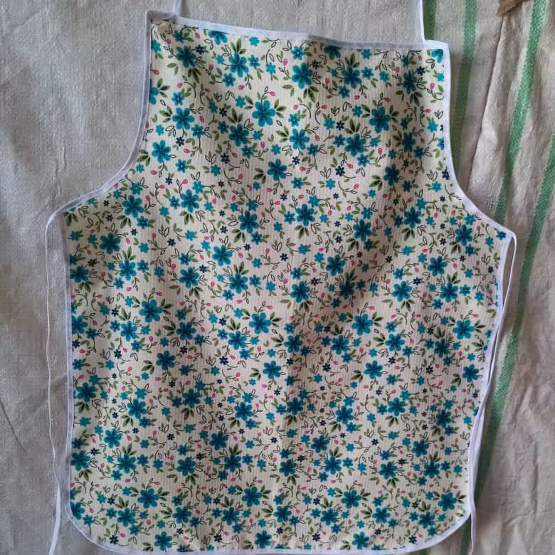 پیشبند سایز 60&80زمینه سفید گلدارسبزپشت سفره ضخیم نواردوزی شده وزن  تقریبی 500گرم