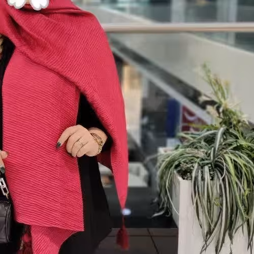 

شال  نخی پلیسه پوست ماری پم پم دار
 کیفیت بی نظیر
رنگبندی جدید و بی نظیر
اصبا سر نیست ژاکارد پوست ماری قواره 200*70