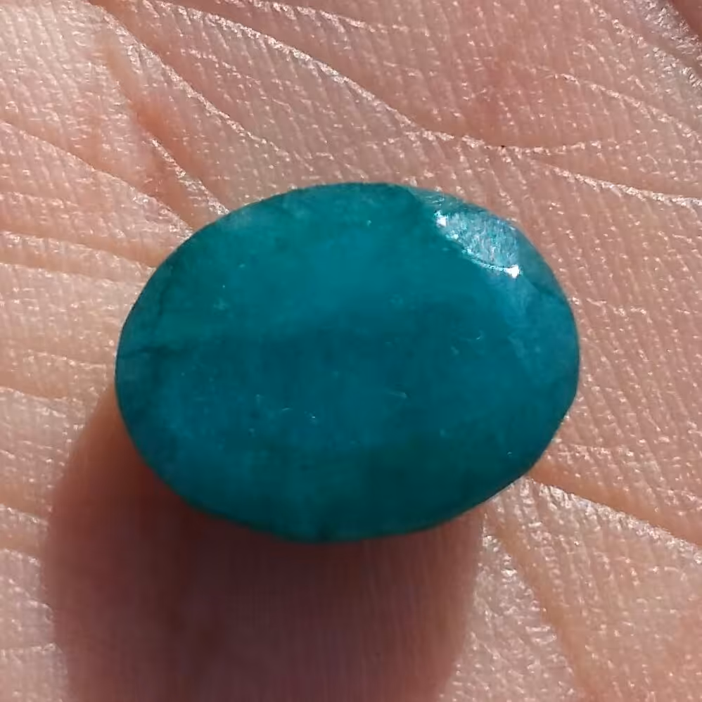 نگین زمرد معدنی پر رنگ بی نظییییییر جواهری خاص و فوق العاده خوش رنگ تراش جواهری شاهکااار خلقت 100 در 100 طبیعی
کد 8258