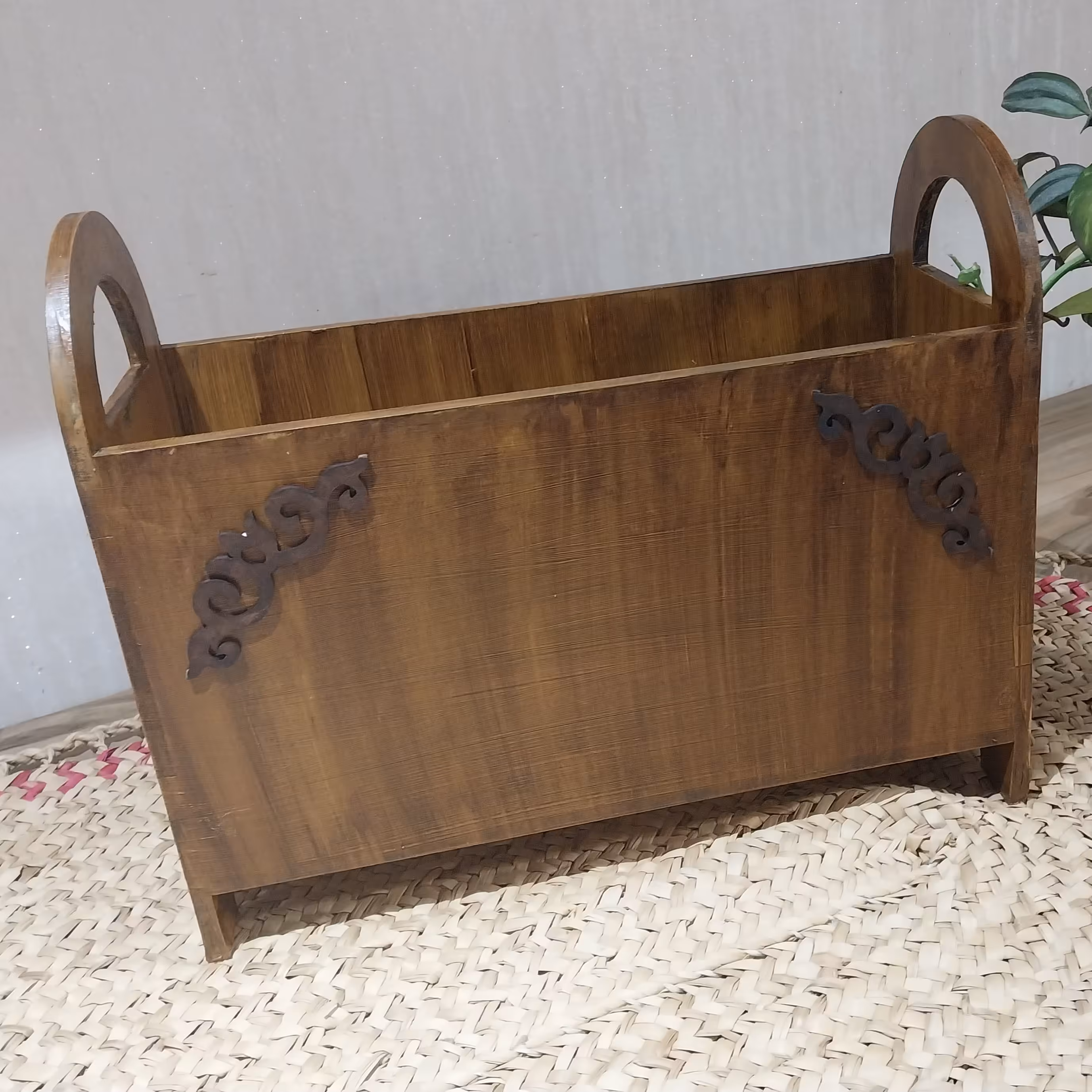 جا کتابی   و یا جا روزنامه ایی دسته دار چوبی