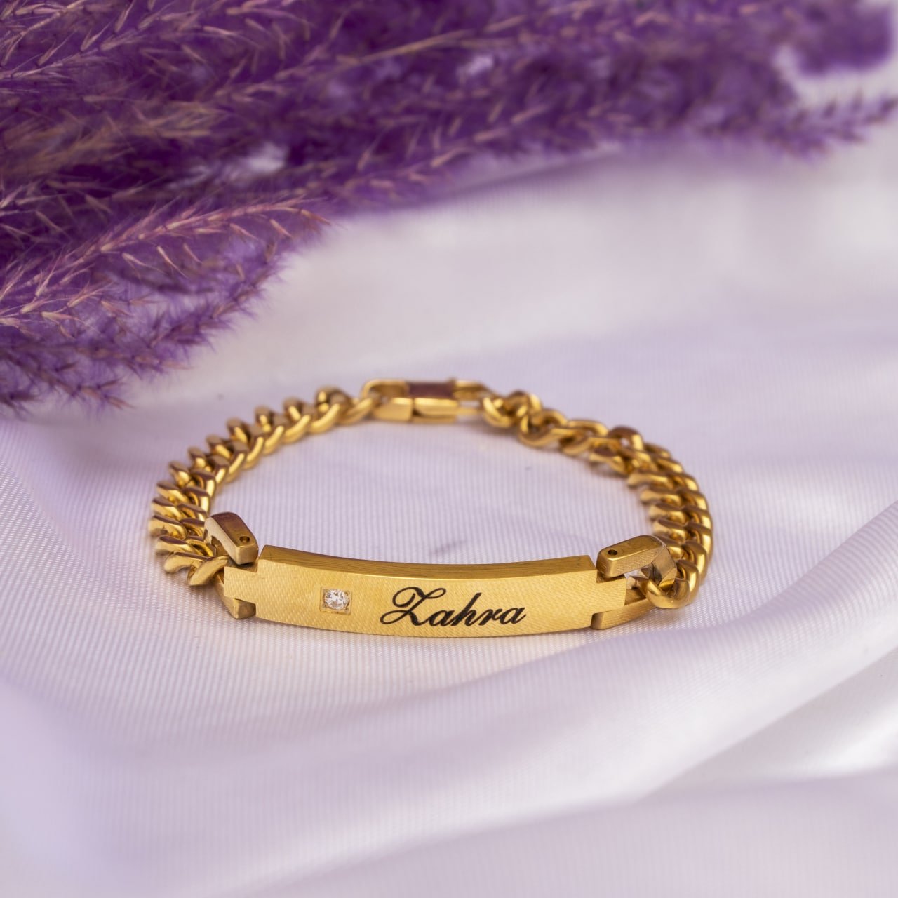 دستبند  حک کارتیر طلایی تک نگین 
109000124
