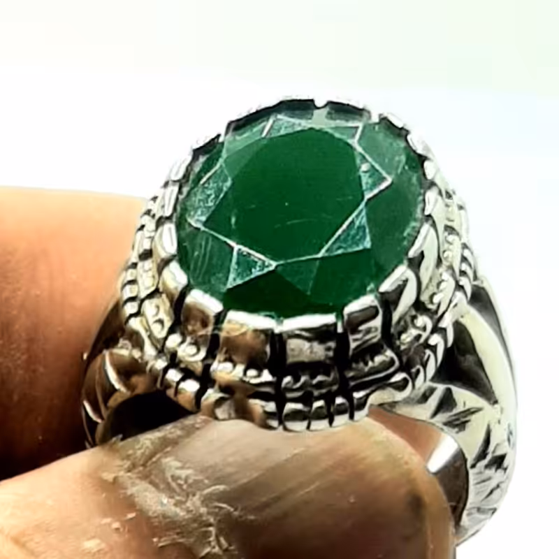 انگشتر زمرد الماس تراش با تراش سنتاتیک عالی و رکابی بسیار زیبا و خوش نقش و دست