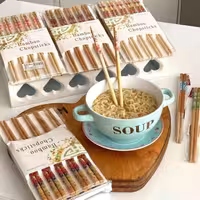 چاپ استیک چوبی اصل تهیه شده از چوب بامبو قابل شستشو در طرحهای سنتی کره ای 
مناسب برای سرو و میل غذاهای کره ای چینی و ژاپ