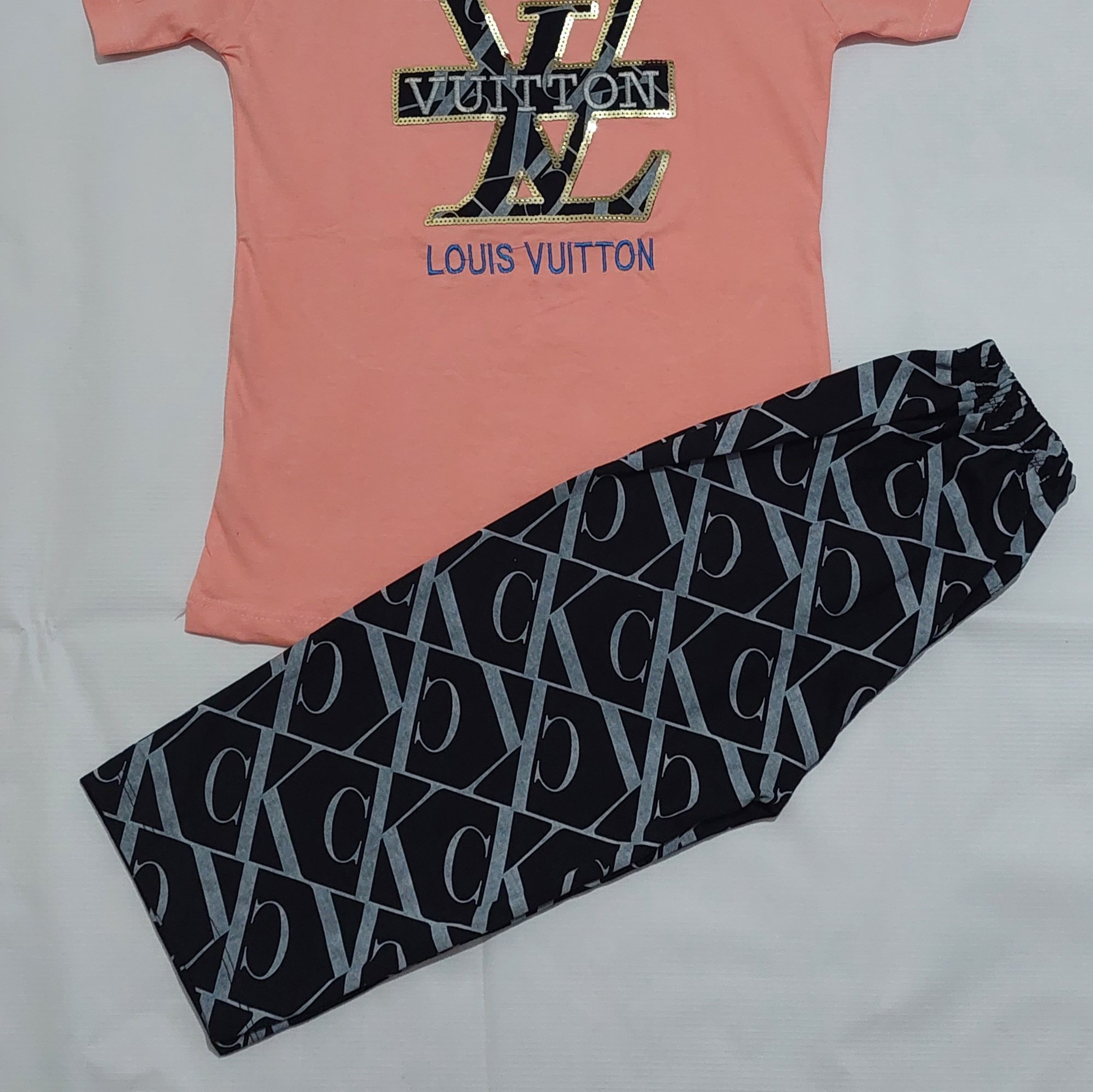 ست تیشرت و شلوار نیم ساق  دخترانه بچه گانه فقط سایز 60  رنگ گلبهی ارسال رایگان 