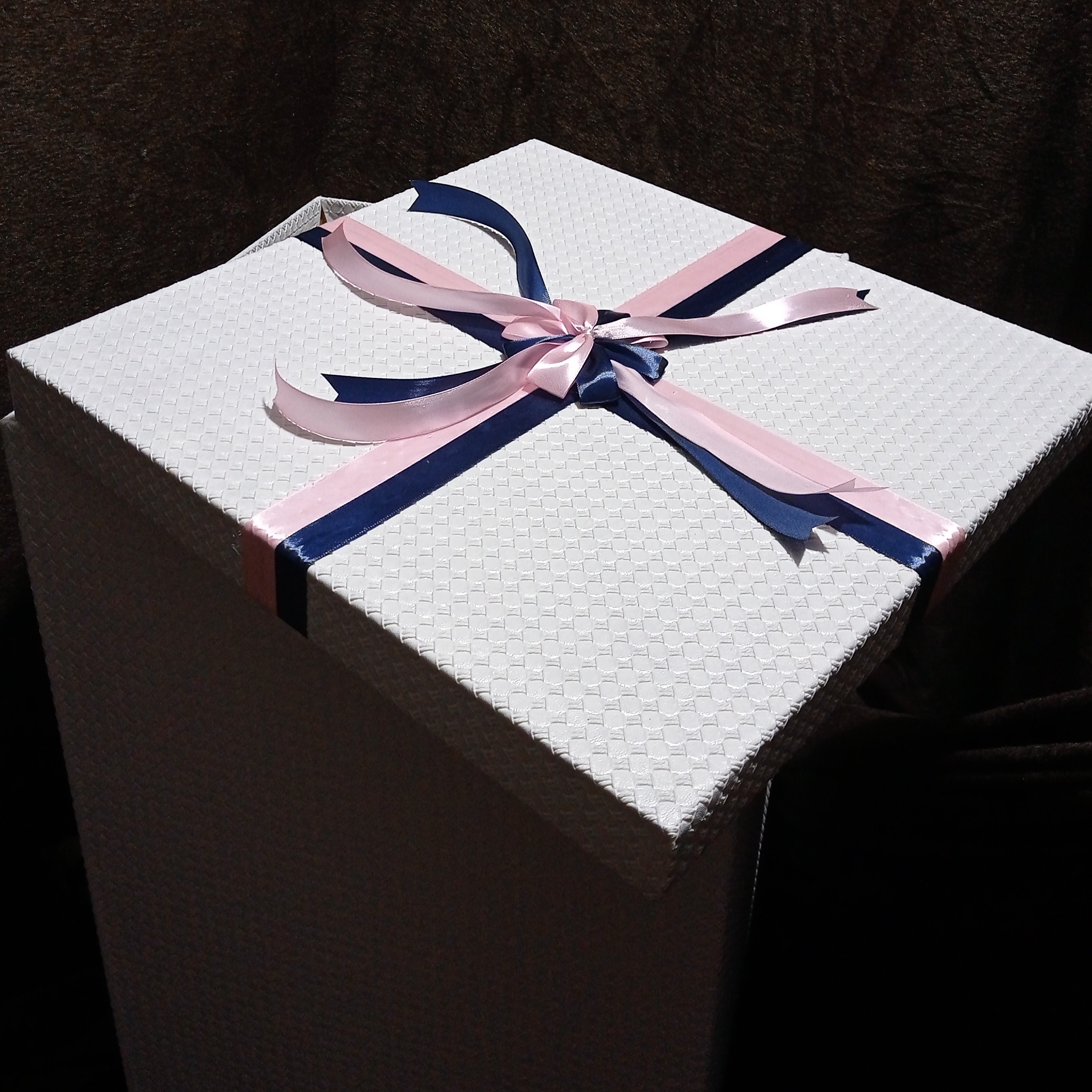 جعبه تعیین جنسیت چوبی روکش چرم در ابعاد 50در 50 ارتفاع 80 در شش رنگ   سفید   قرمز  مشکی     طلایی   زرشکی  کرم