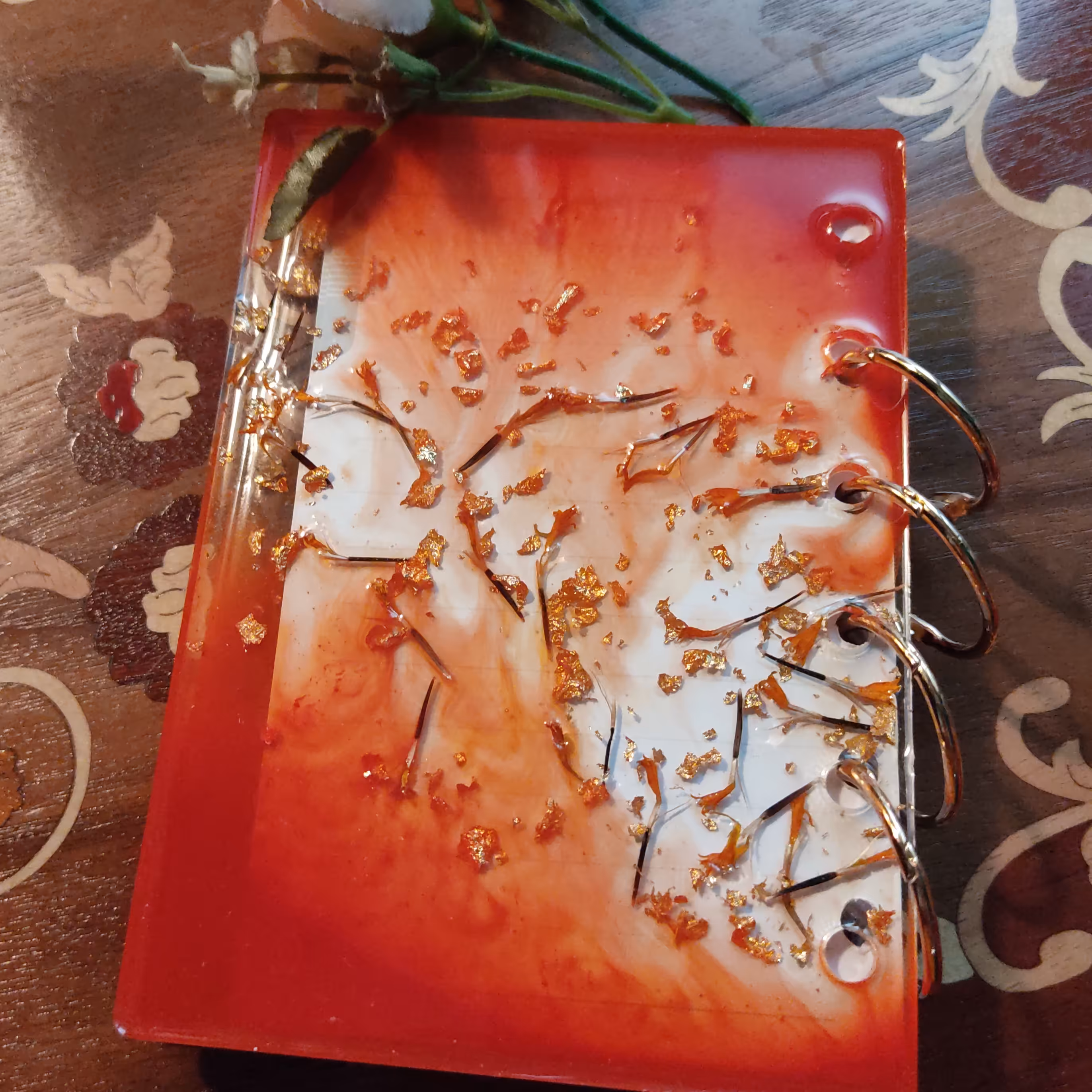 دفترچه با جلد های رزینی و حلقه های آسان بازشو