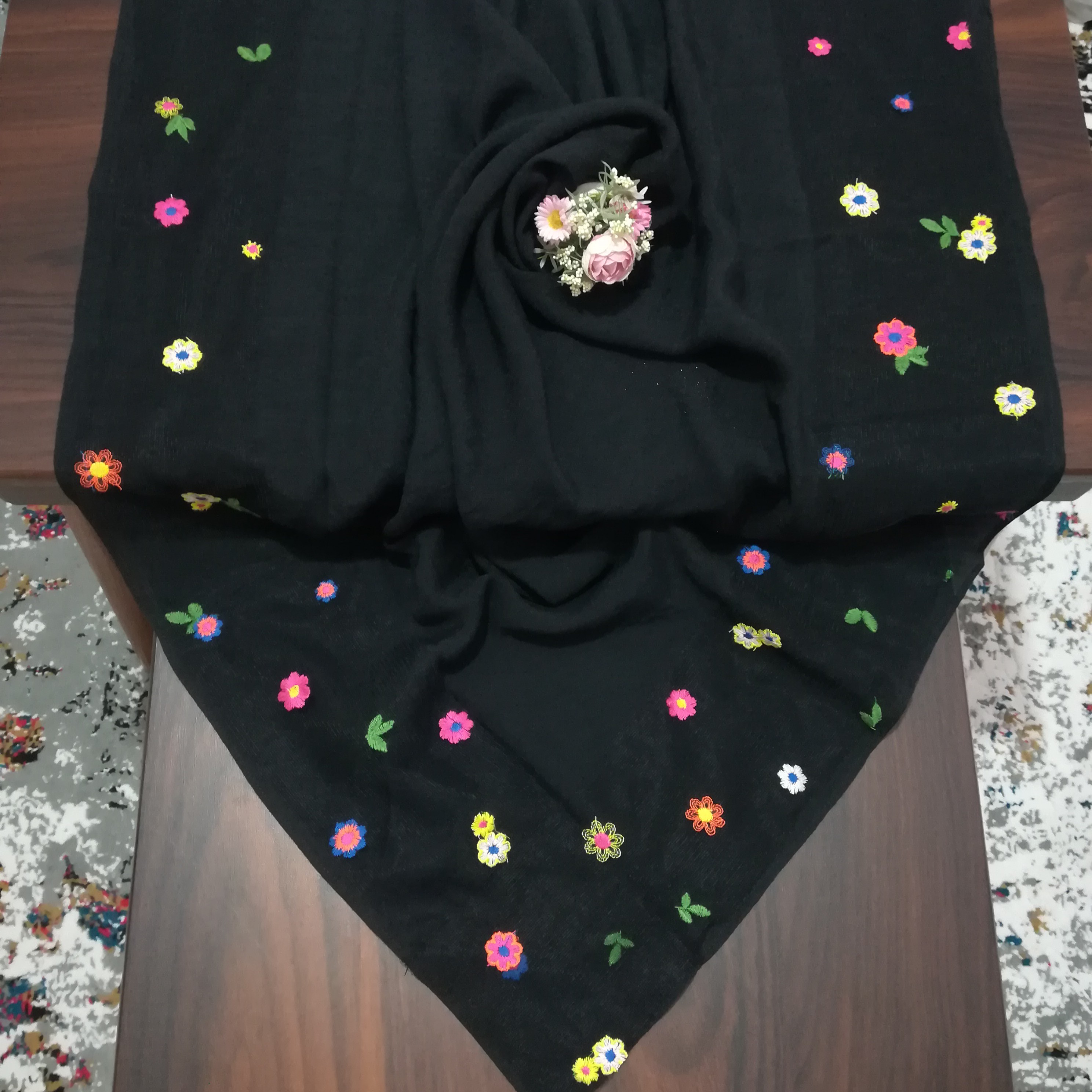 روسری طرح حاشیه سوزن دوزی شده