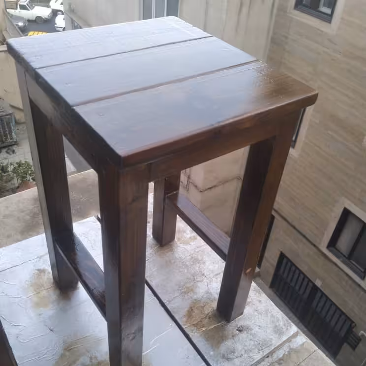 نیمکت چوبی بسیار محکم