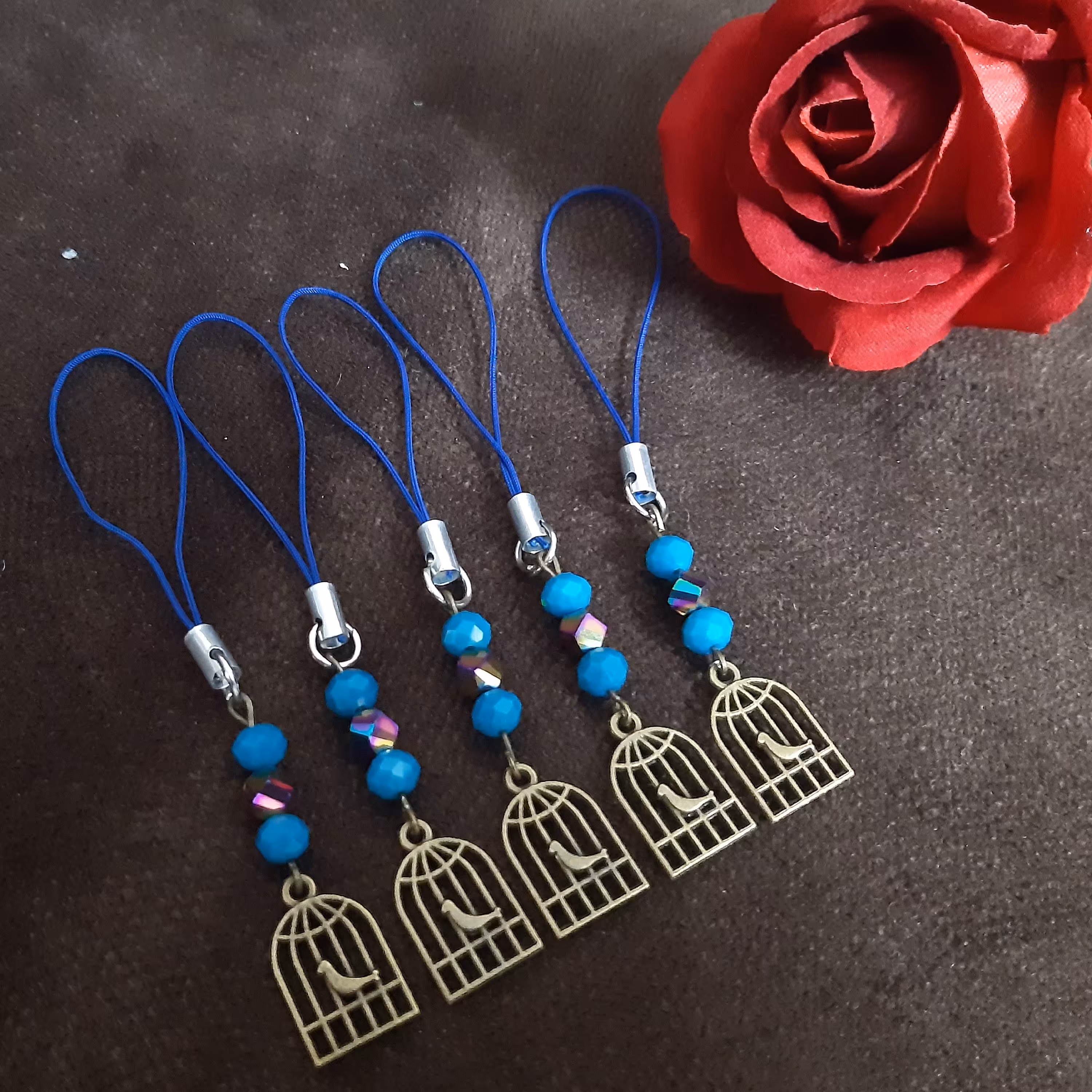 آویز فلش و موبایل در طرح ها و رنگ های مختلف به صورت عمده و تکی.بسته های 10 عددی 60 هزار تومان به صورت تکی 15 هزار تومان