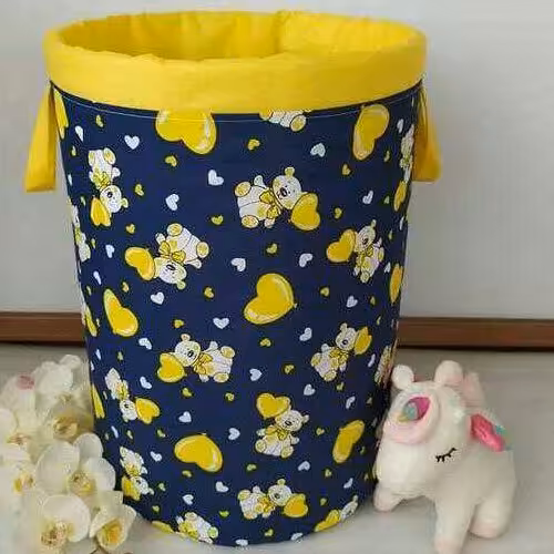 باکس پارچه ایی عروسک لباس چرک لوازم ارایش اتاق کودک کنار ماشین لباسشویی 