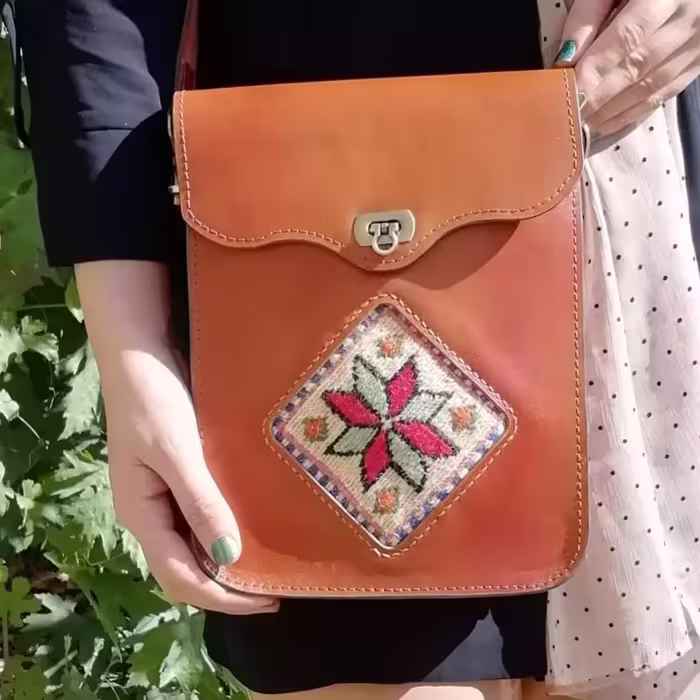 کیف دوشی چرم طبیعی گاوی با تزئین ورنی پشم دستبافت  