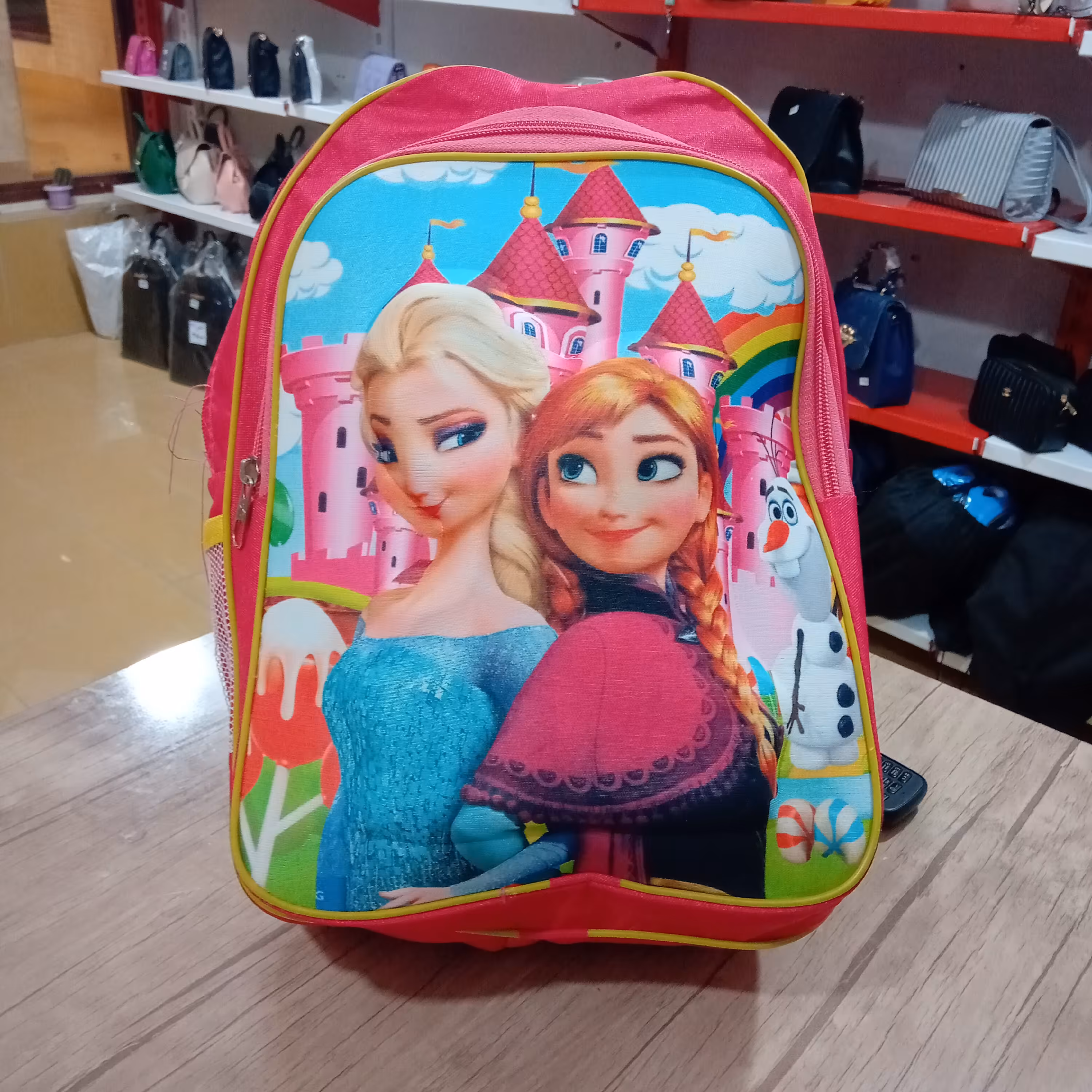 کیف مدرسه طرح سه بعدی دارای یک محفظه اصلی، یک جیب بزرگ زیپ دار در بیرون و دو جیب در پهلوها