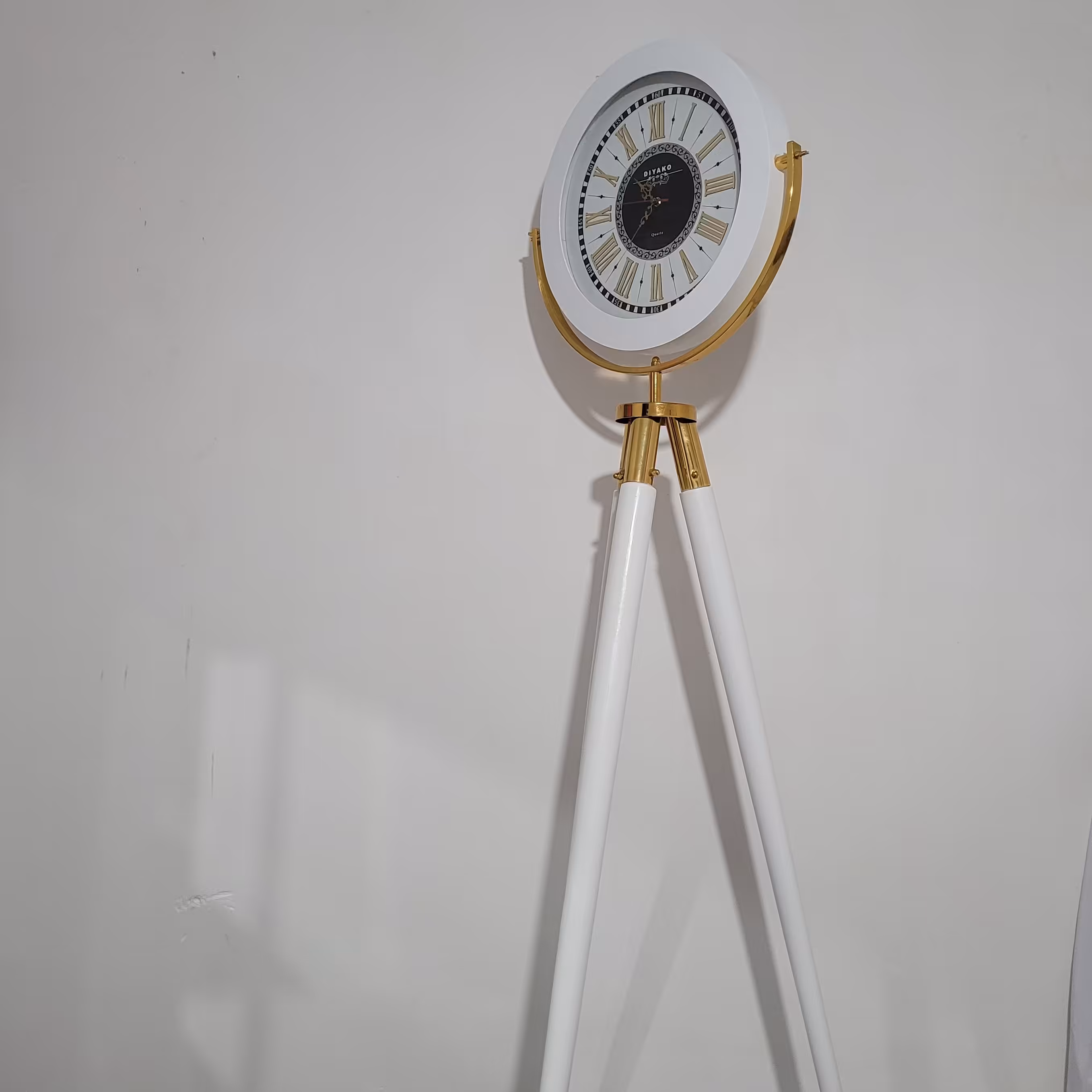 ساعت ایستاده پایه دار