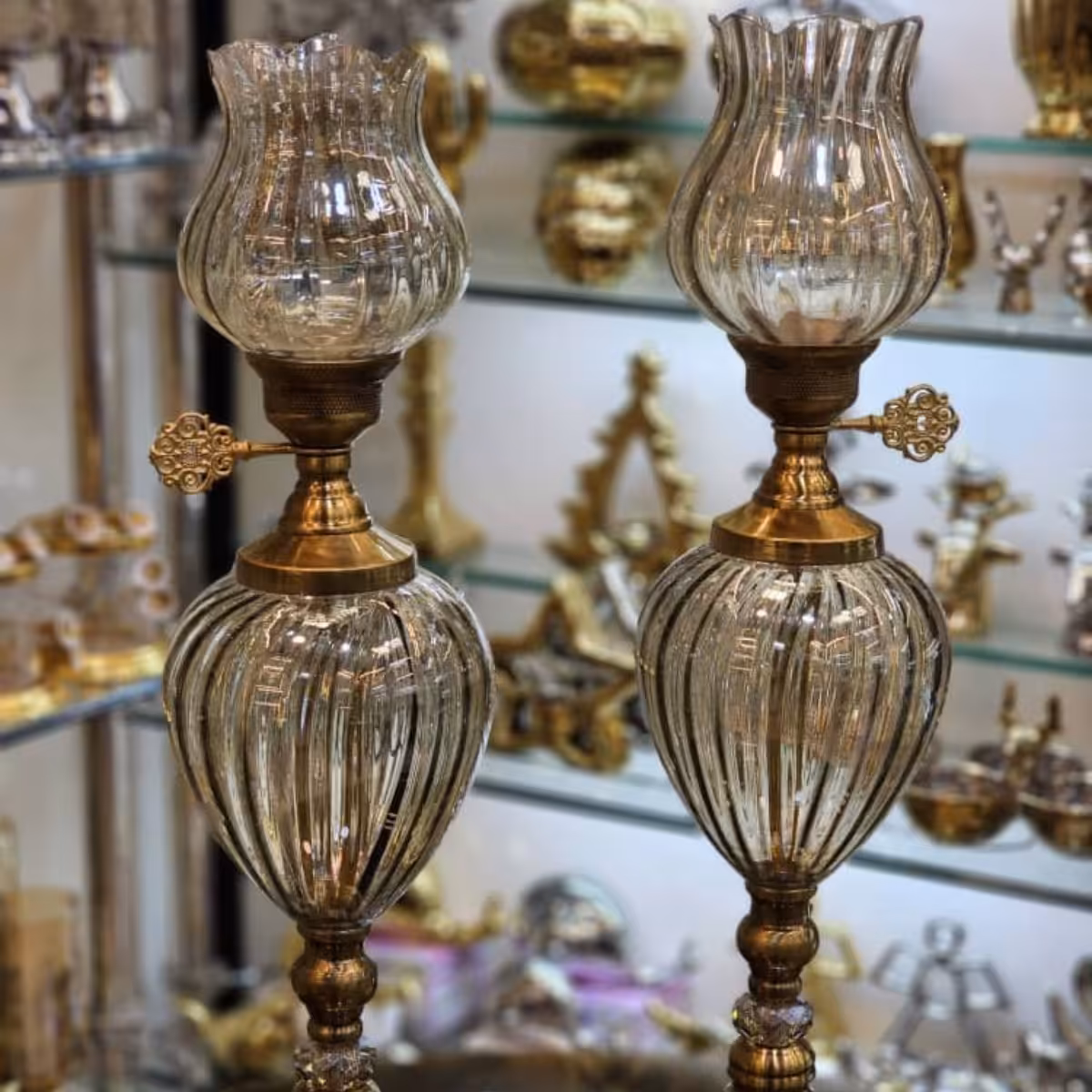 یک جفت ( دو عدد ) شمعدان سلطنتی خوش تراش خوش قیمت که خونه تو شیک میکنه قیمت هم مثل همیشه هواتونو دارم