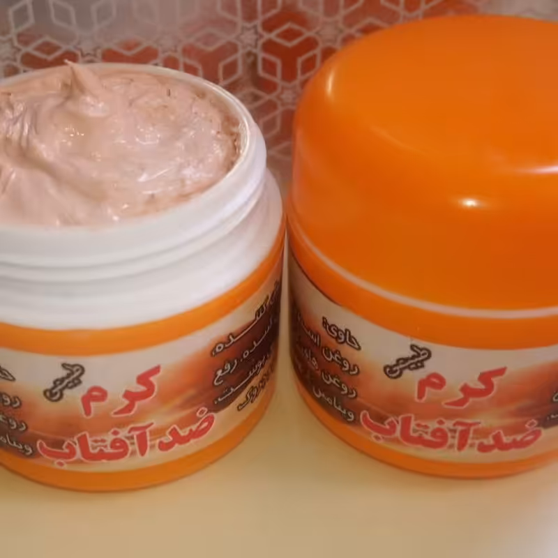 کرم ضدآفتاب کاملا با مواد طبیعی پوشانندگی مناسب ،تقویت کننده پوست کم رنگ کننده لک ها 