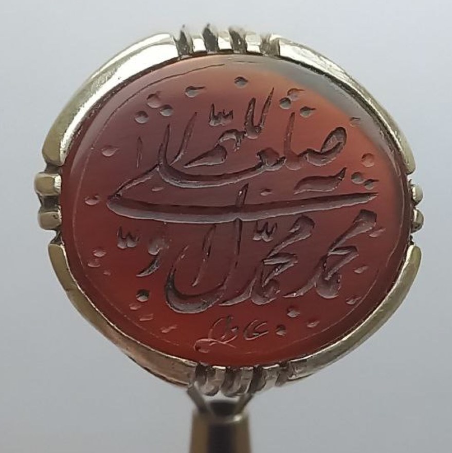 انگشتر عقیق خطی با حکاکی کار دست و رکاب نقره925 با متن صلوات