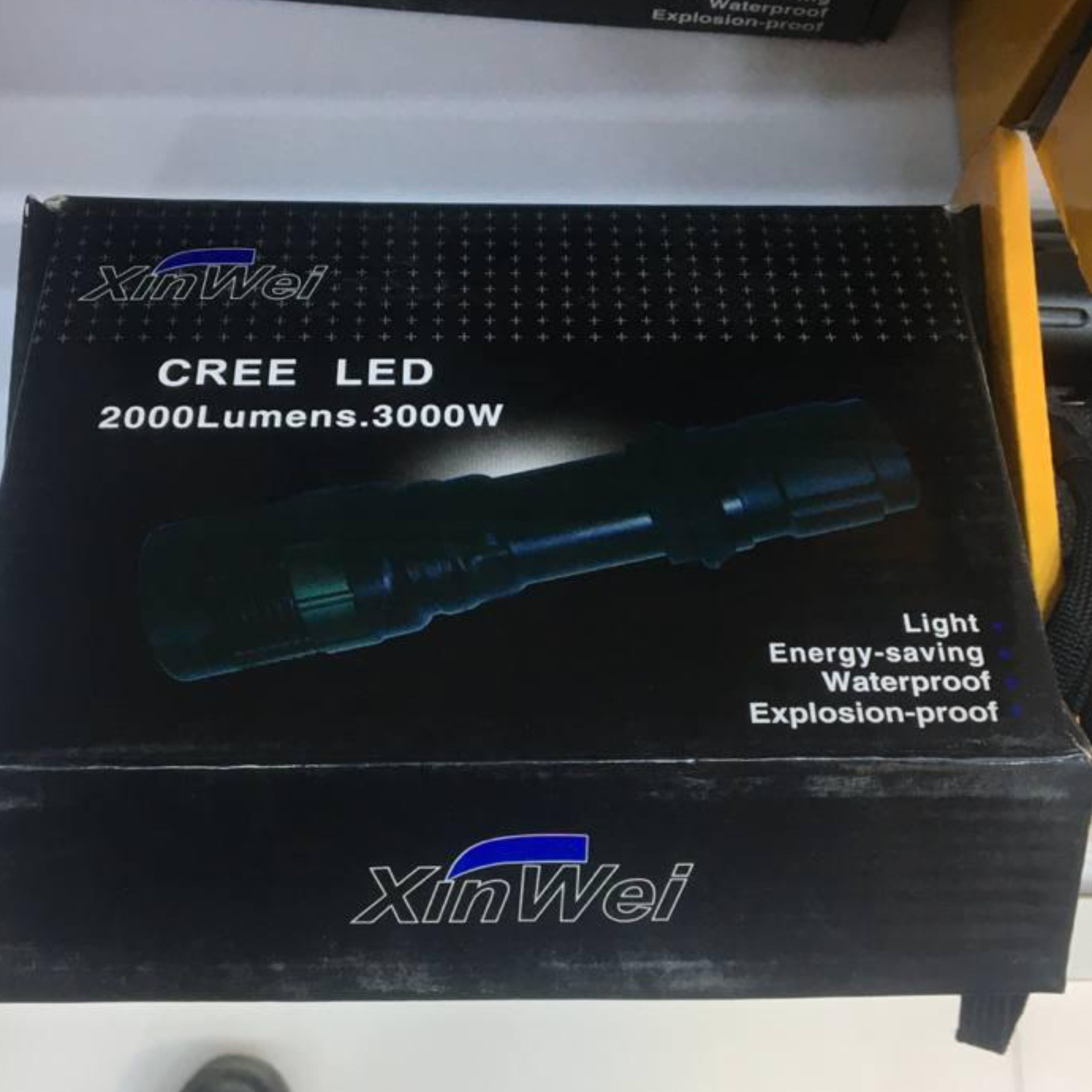 چراغ قوه پلیس سایز متوسط زوم دار بیش از 800 متر 3000 وات دارای 2000لومنز حرفه ای