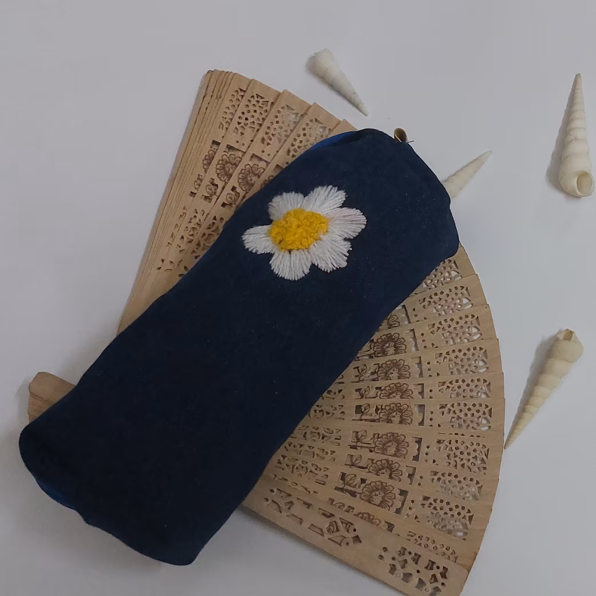 جامدادی جین گلدوزی شده