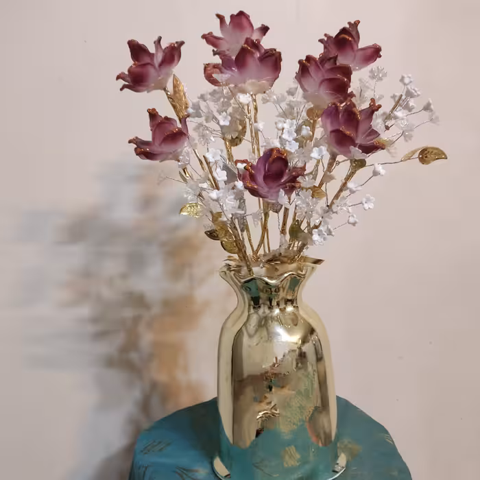 گل رز بنفش داخل گلدان سفال لعابی طلایی 