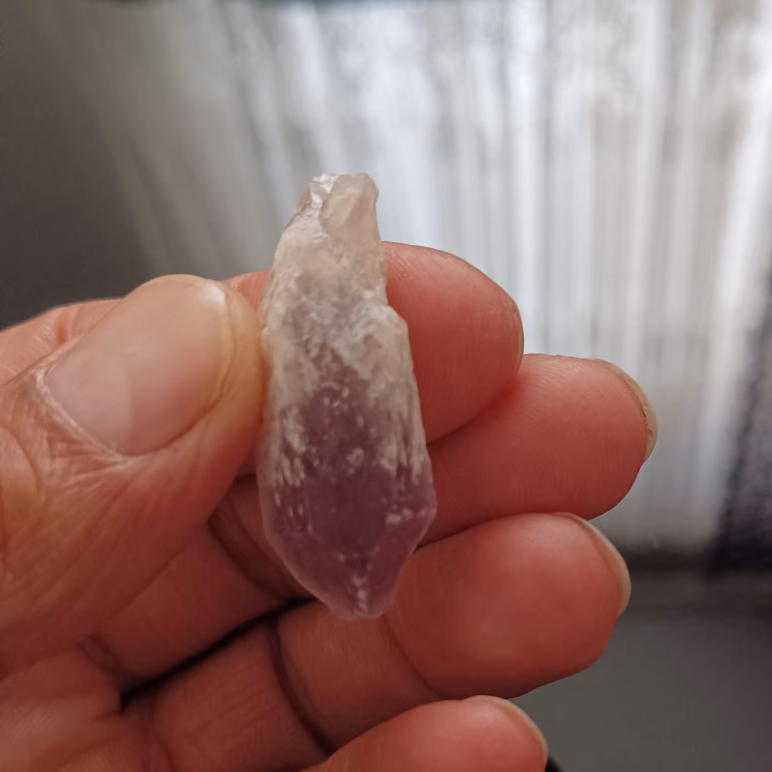 سنگ راف آماتیس اصل و معدنی بلور مناسب برای ساخت آویز سنگ ماه تولد متولدین اردیبهشت شهریور اسفند و بهمن آذر