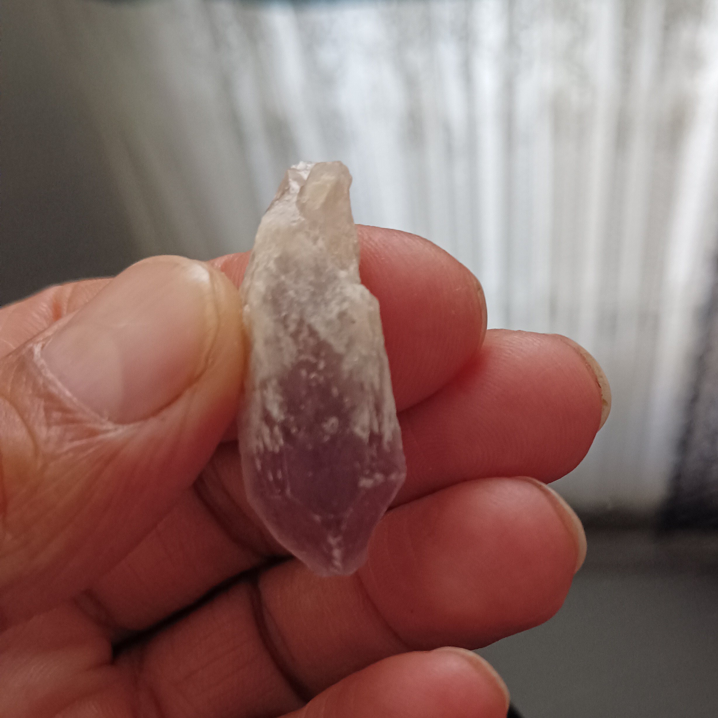 سنگ راف آماتیس اصل و معدنی بلور مناسب برای ساخت آویز سنگ ماه تولد متولدین اردیبهشت شهریور اسفند و بهمن آذر