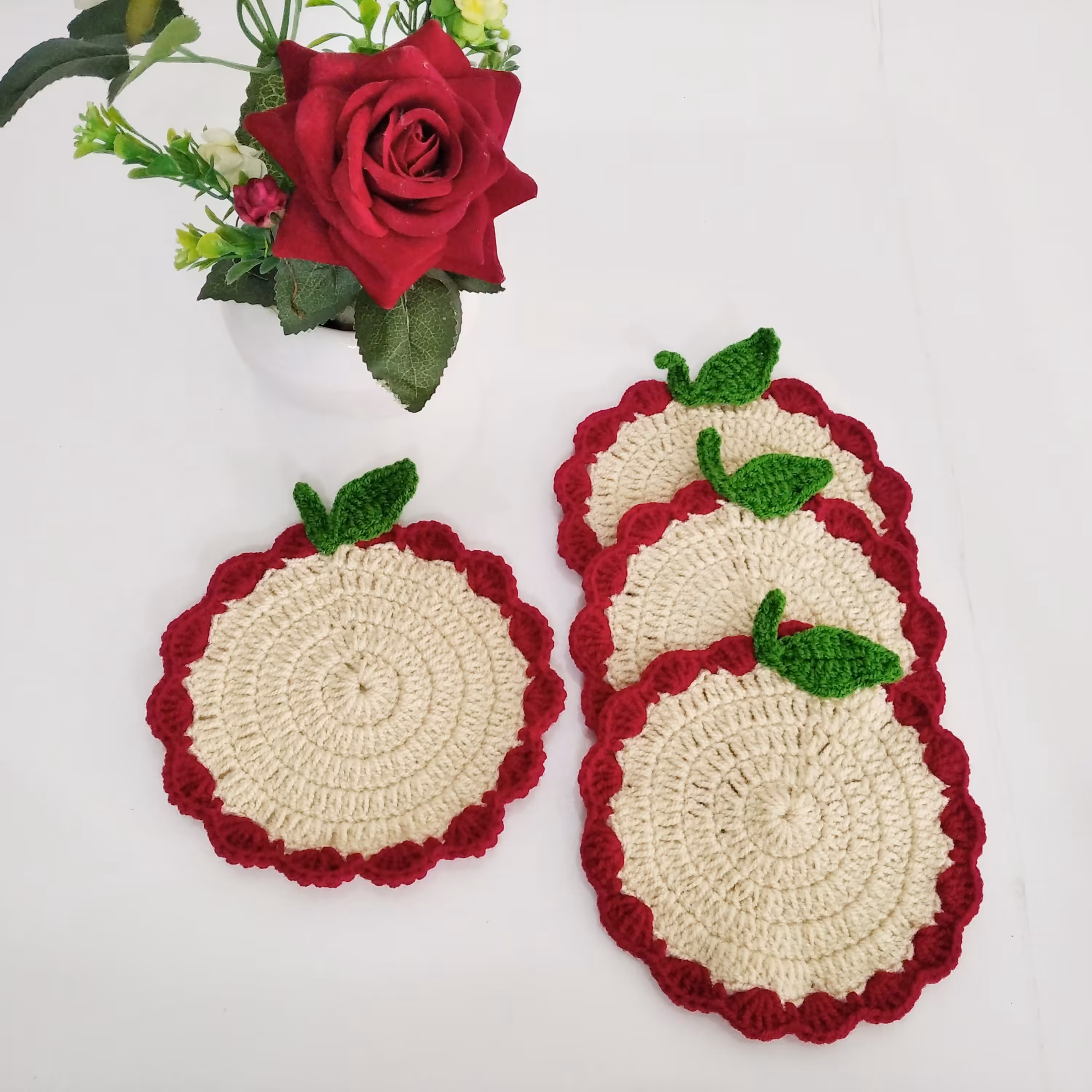 زیر لیوانی و دستگیره بافتنی طرح سیب پک دو عددی 