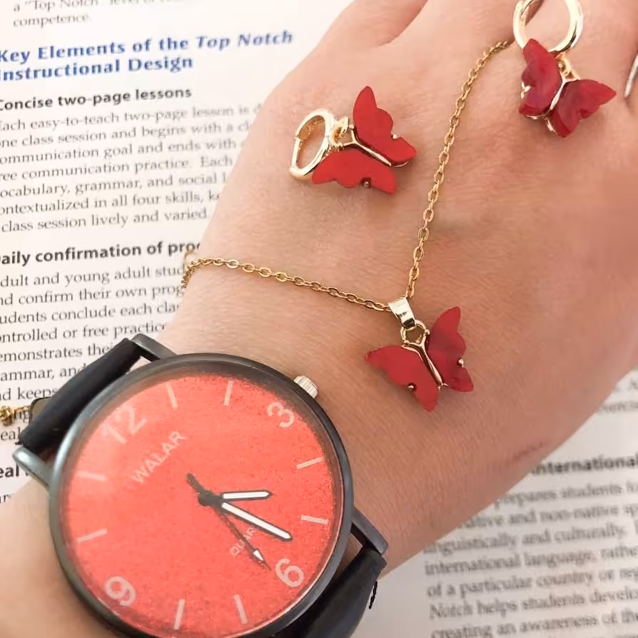  ست ساعت بندچرمی مشکی صفحه قرمز با کیفیت مناسب
و نیم ست پروانه قرمز طلایی

