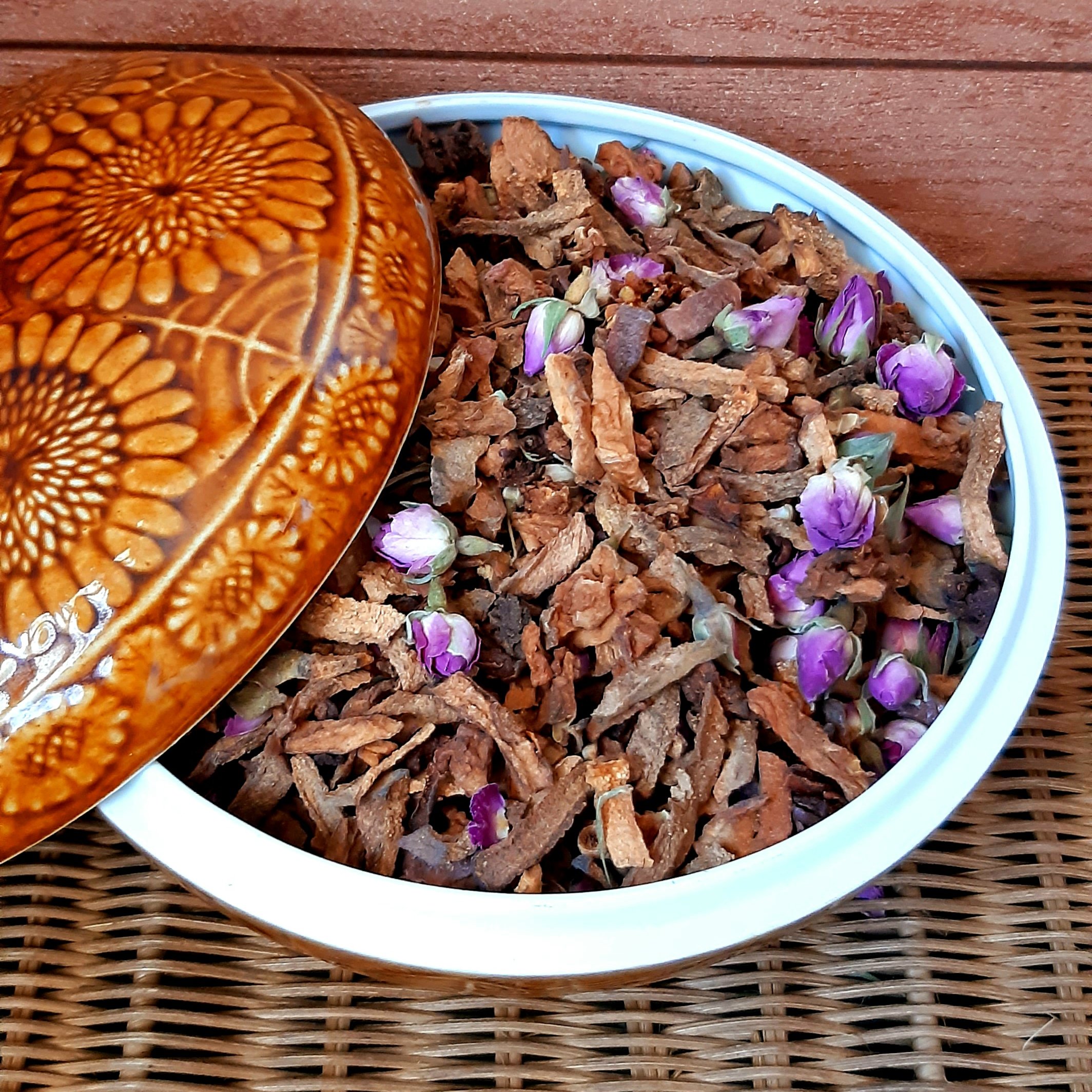 دمنوش سیب و به ترکیبات سیب به  گلابی و گل محمدی 