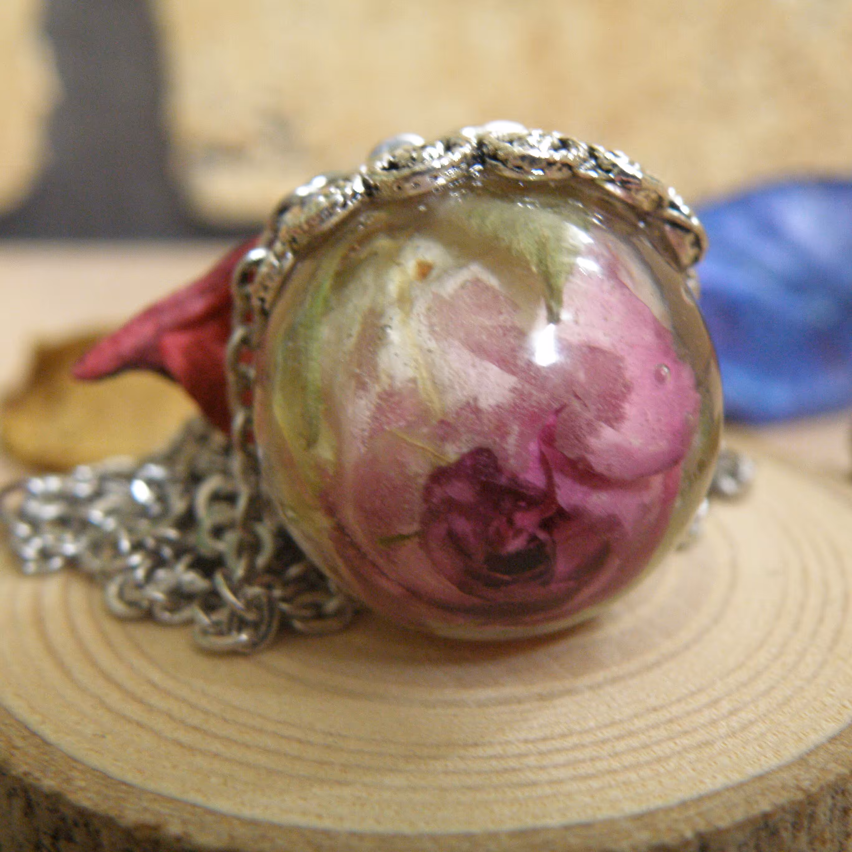 گوی رزینی با گل سرخ طبیعی