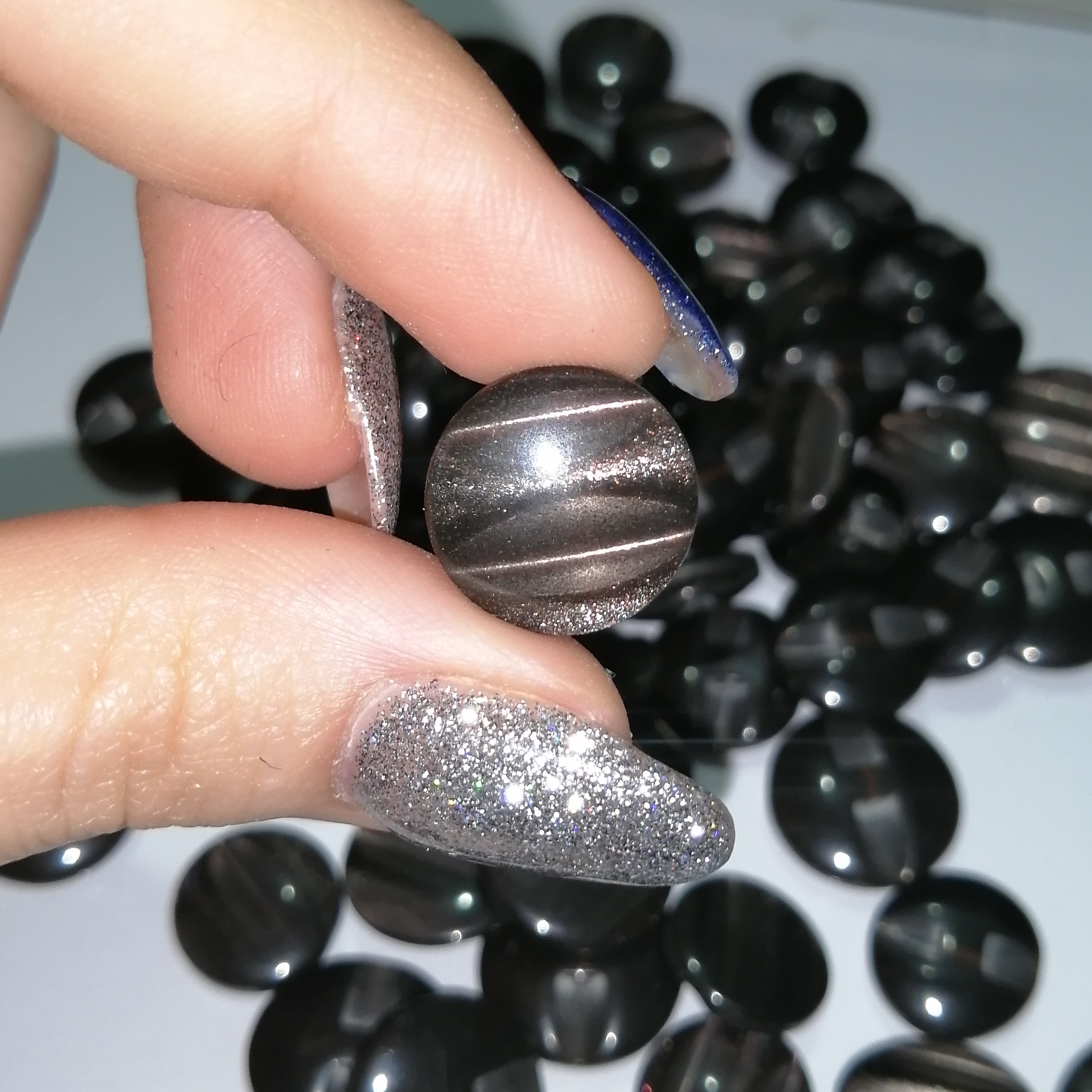 دکمه لباس قهوه ای رگه اکلیلی در دو سایز دایره اکلیلی شیشه ای  ،بسته  تکی 