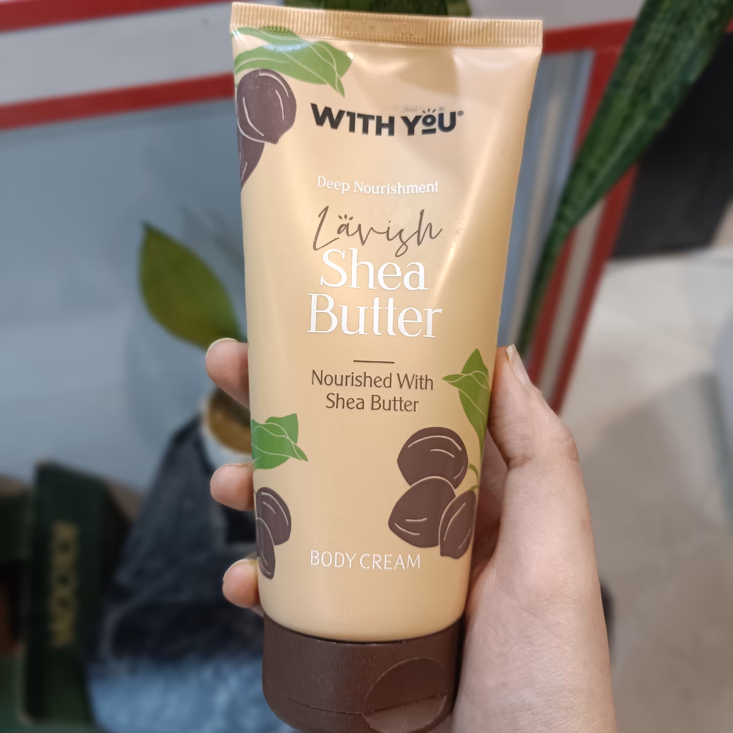 کرم مرطوب کننده بدن حاوی روغن دانه شی باتر ویت یو مناسب برای پوست های خشک 200 میلی لیتر