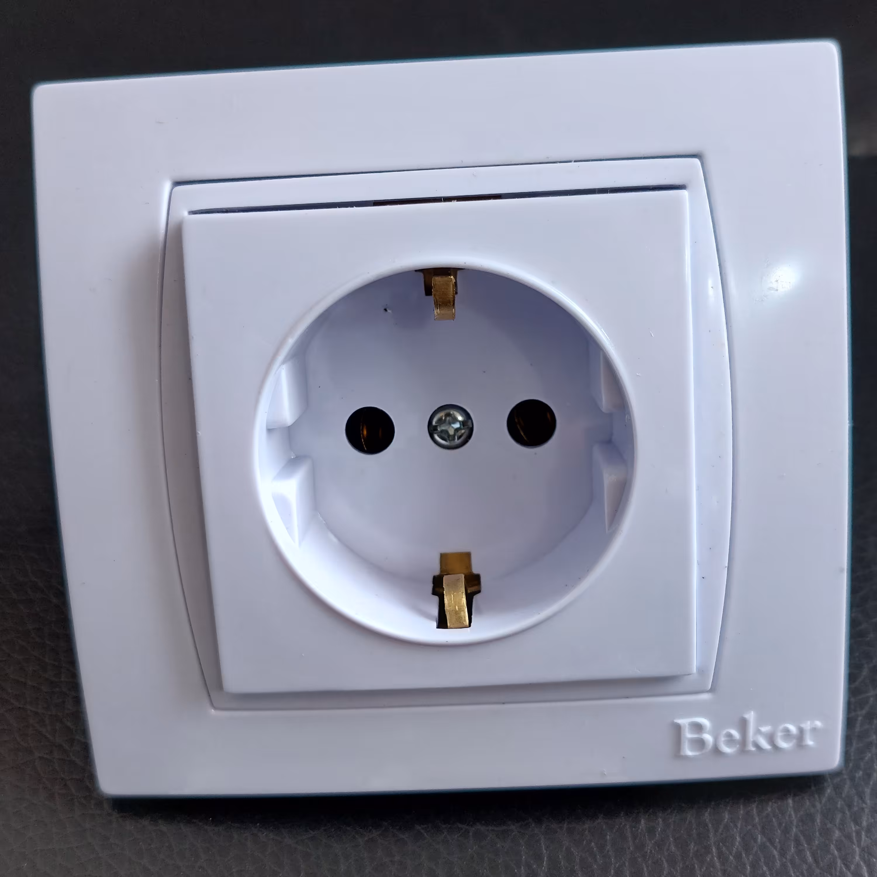 پریز برق ارت دار سرامیکی بکر سفید با نشان استاندارد ملی 