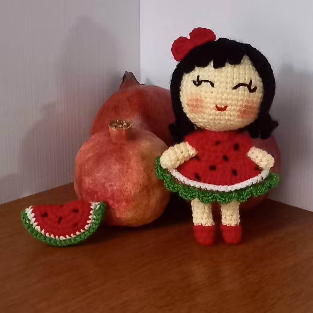 عروسک بافتنی یلداخانوم 13سانتی بافت بارنگ دلخواه شما