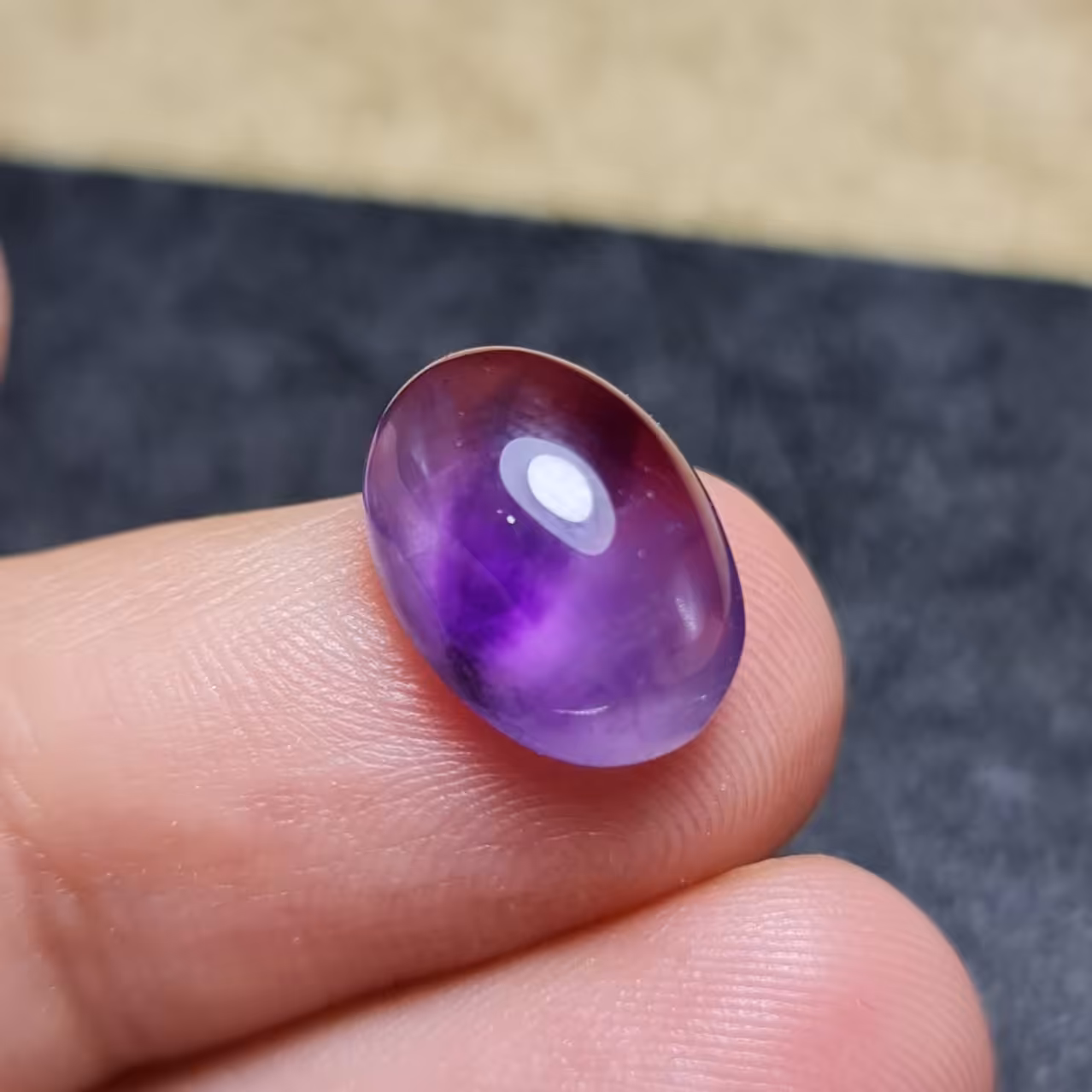  نگین زیبای سنگ آمیتیست معدنی با وزن 6قیراط 
کد 28729
