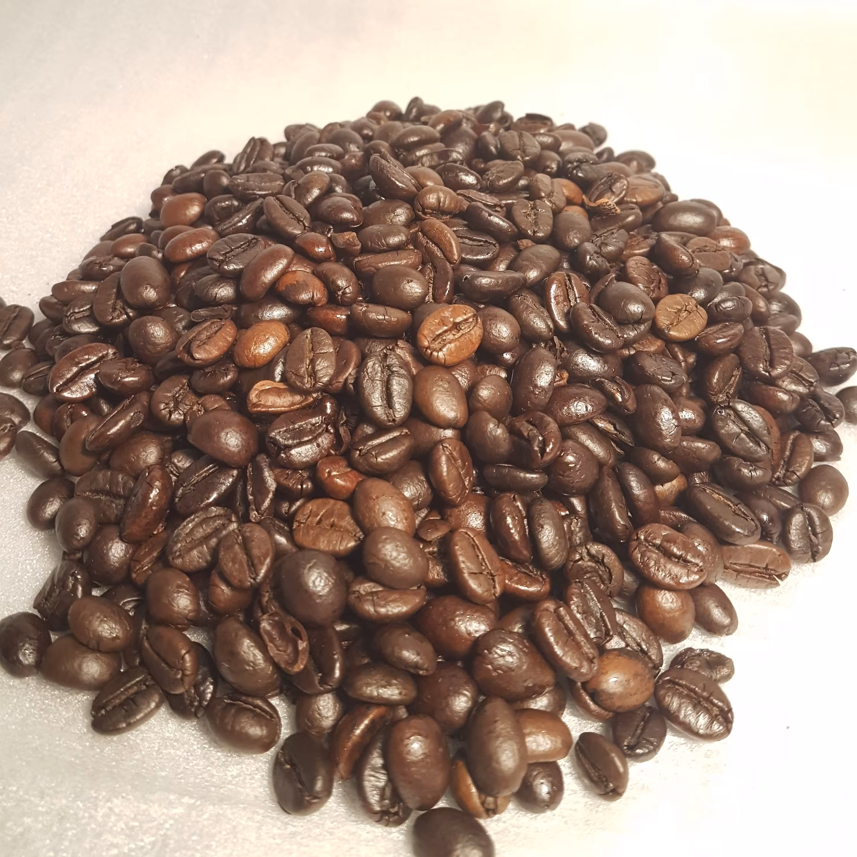 قهوه ویتنام ربوستا با رست دارک تیره کافئین بالا اسکرین 18 گرید AAدون شرکتی طعم عالی 1 کیلو گرم