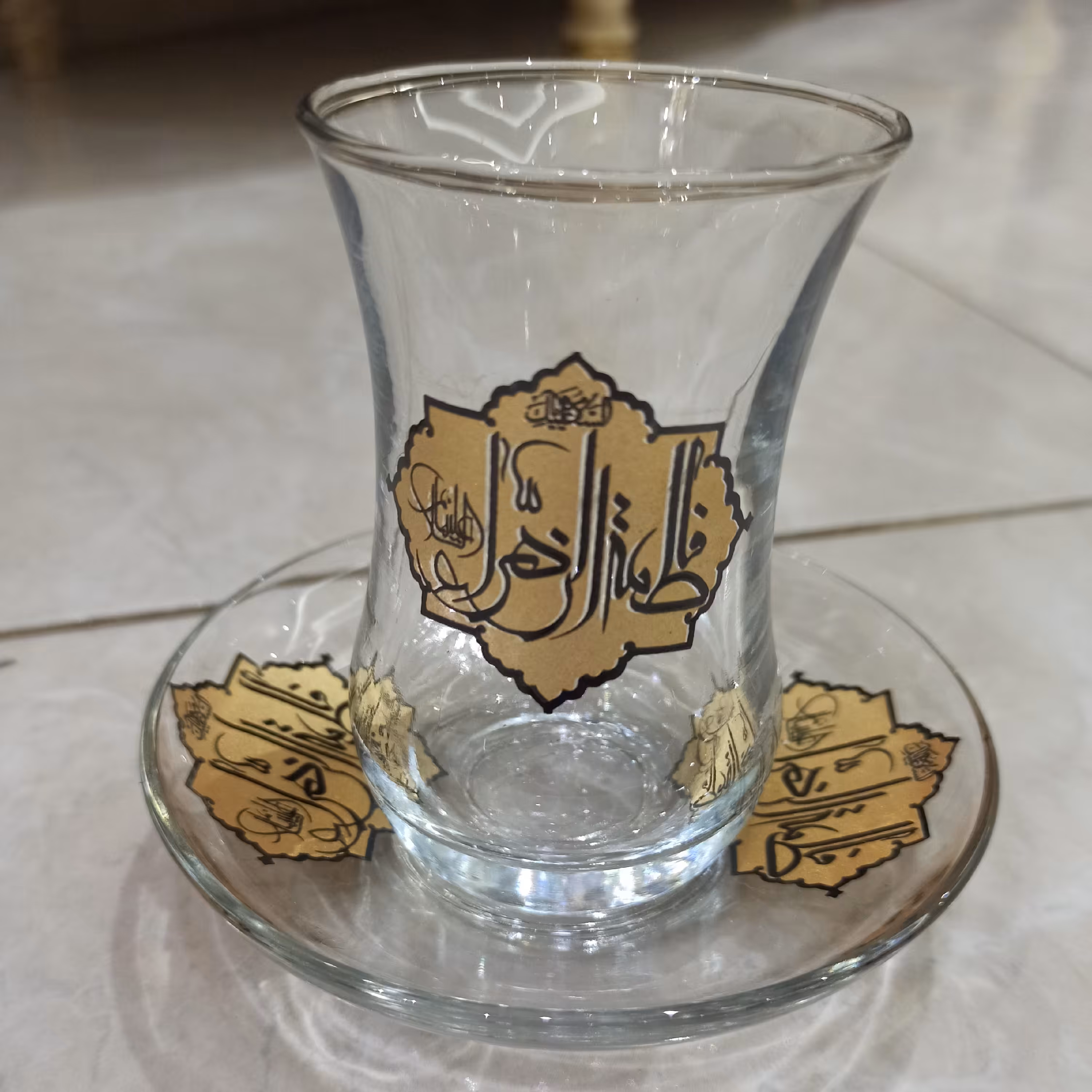 سرویس استکان نعلبکی شاه عباسی کمر باریک بی دسته طلایی از بلور کاوه وزن حدود 700گرم 