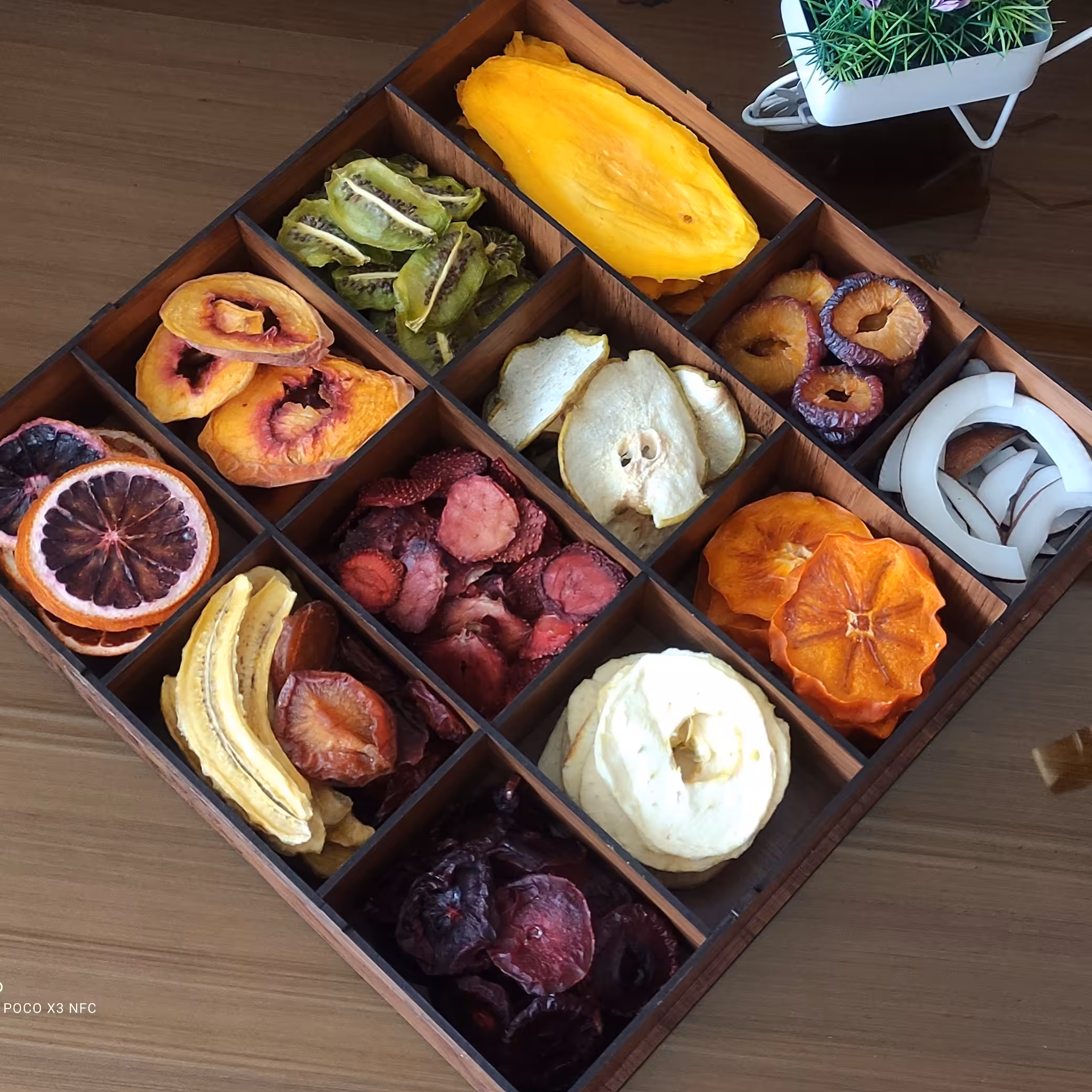 جعبه چوبی کادویی به همراه میوه خشک 30*30