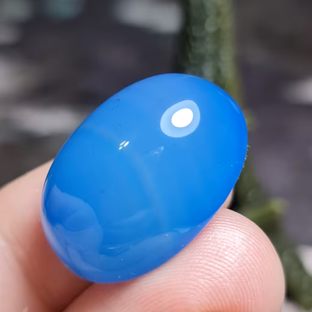  نگین فوق العاده زیبای سنگ عقیق آبی خوش رنگ اصل معدنی 
کد 26305