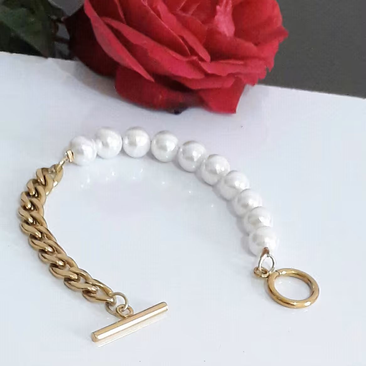 دستبند کارتیر تراشدار استیل رنگ ثابت وضد حساسیت  و مروارید و  قفل تی  دستساز و بدون واسطه 