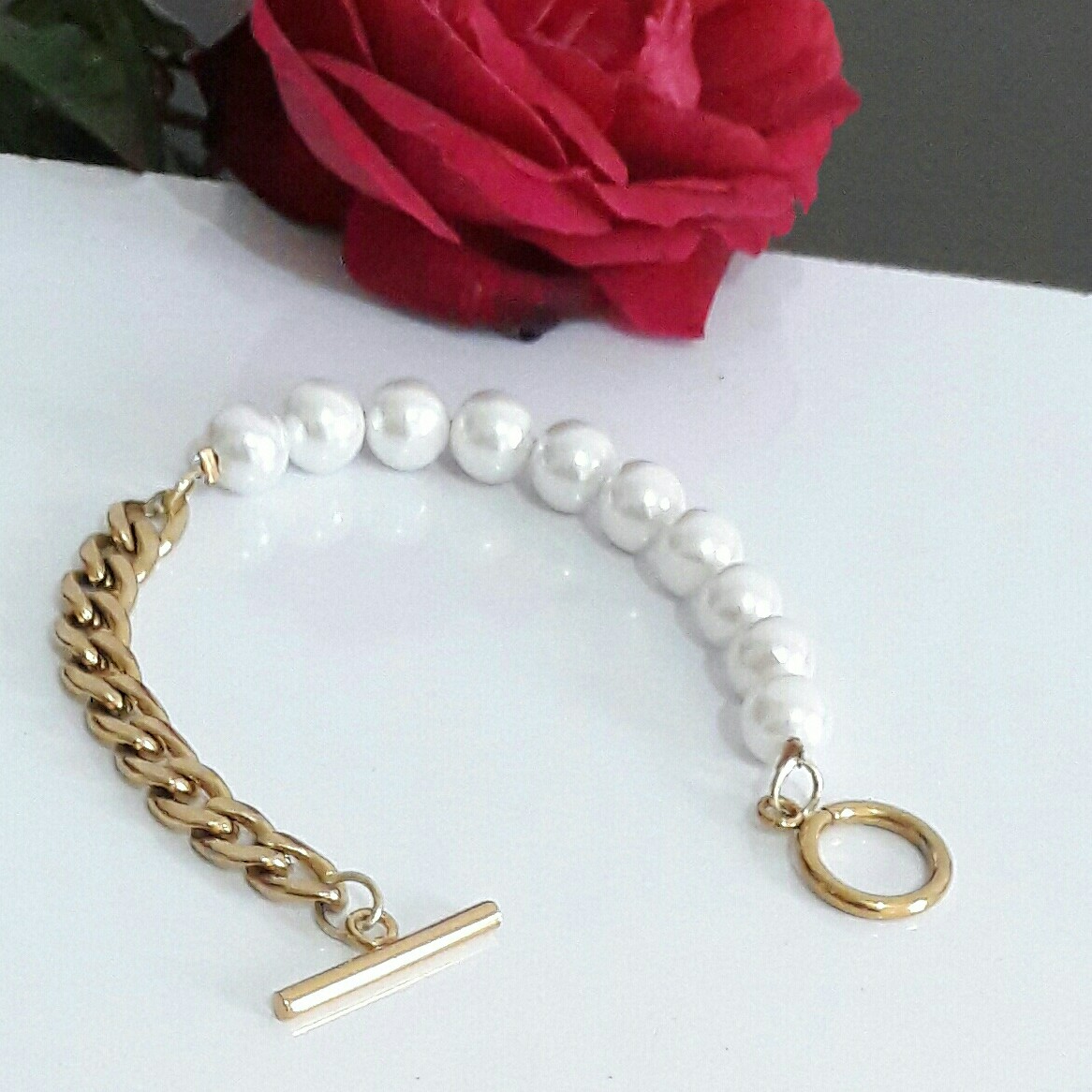 دستبند کارتیر تراشدار استیل رنگ ثابت وضد حساسیت  و مروارید و  قفل تی  دستساز و بدون واسطه 