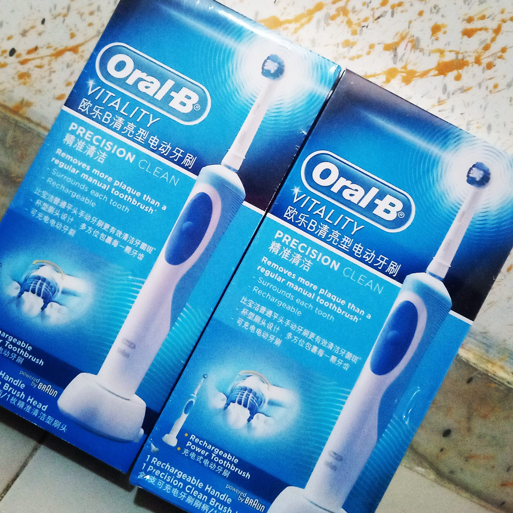 مسواک برقی oralb در رنگبندی آبی نارنجی و سبز همراه با سری شخصی با کیفیت بینظیر و قیمتی استثنایی