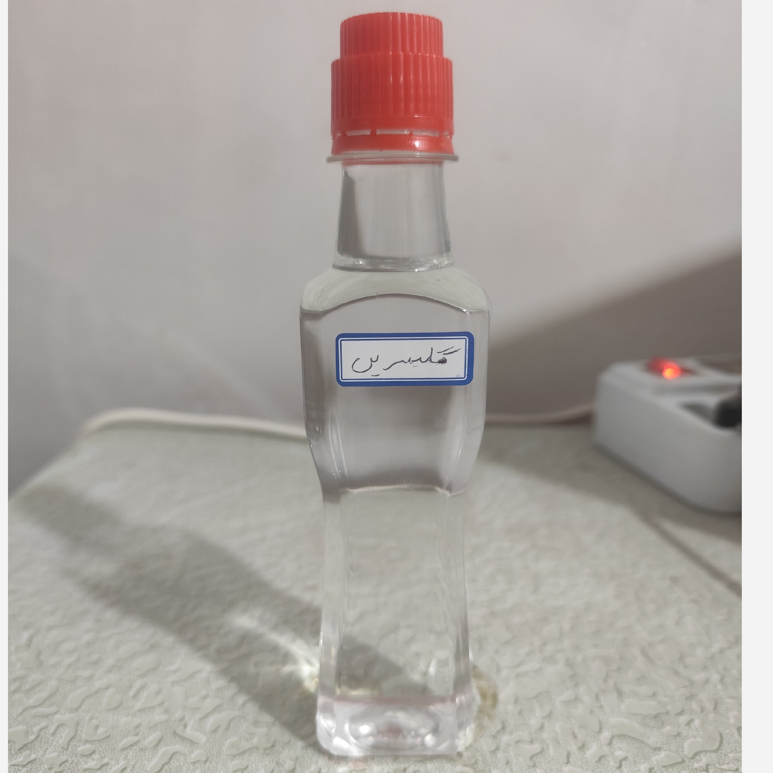 روغن گلیسیرین گلیسرین خوراکی  (پر شدن صورت گونه چین و چروک شیر پاک کن نرمی و لطافت پوست خشکی لب ترک پاشنه پا) ربع لیتری 
