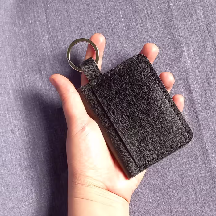 کیف جای کارتی چرم طبیعی   جمع و جور دست دوز دارای آویز جاکلیدی کیف جمع و جور چرم طبیعی جاکارتی چرم بزی 