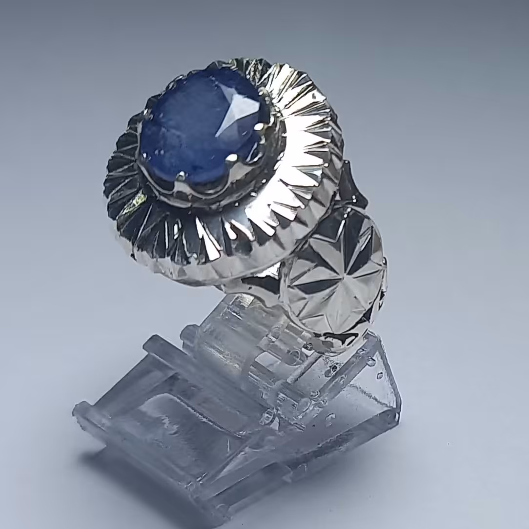 انگشتر نقره مردانه با نگین یاقوت کبود و رکاب شبکه آینه