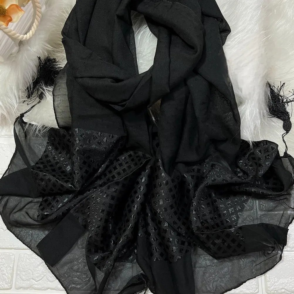 شال مشکی مزونی نخ اسلپ دستک براق شیک خنک لطیف پرز نمیده دور دوخت به معنی واقعی کلمه عالی تضمین کیفیت 