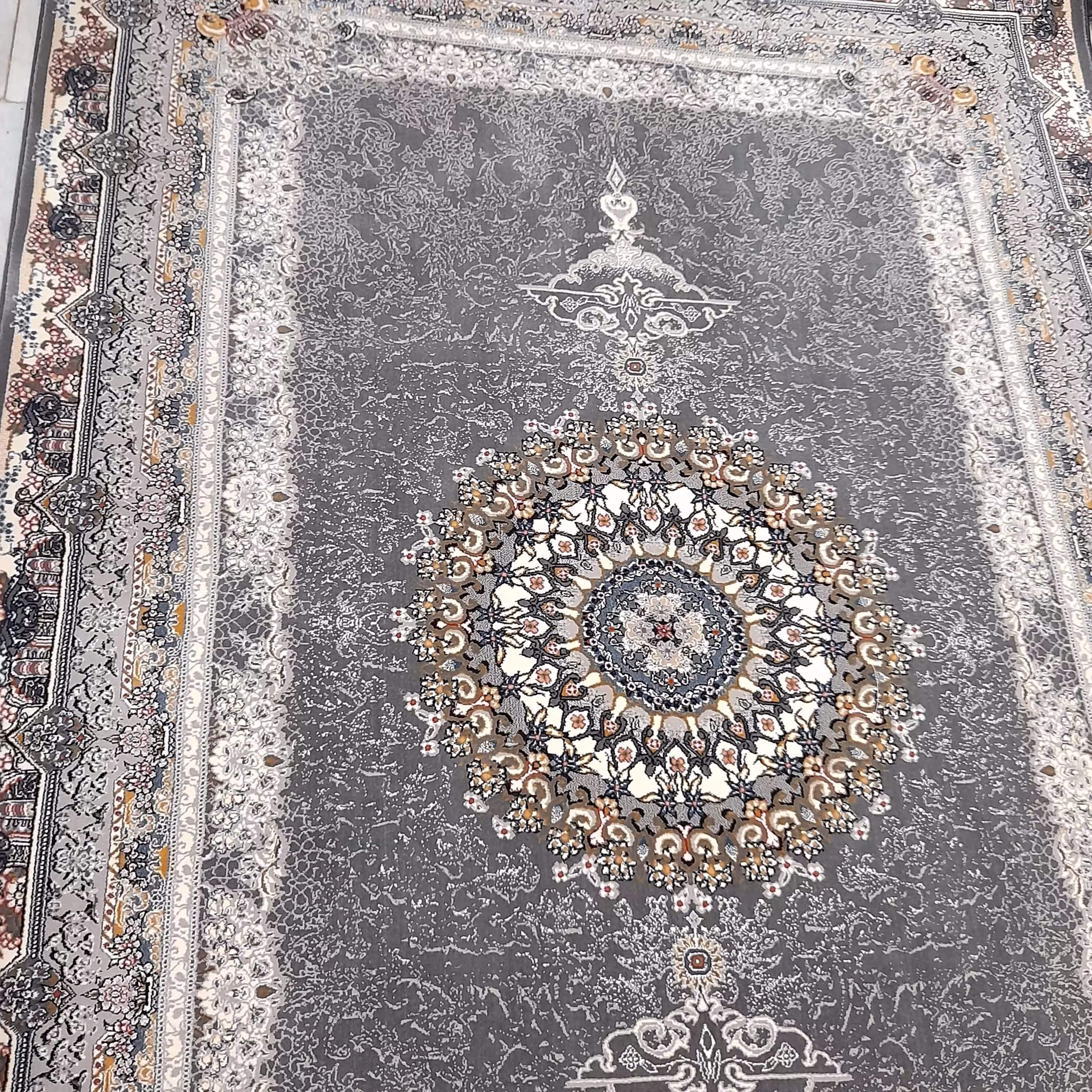 فرش ماشینی طرح لیلی زمینه دودیو طلایی 700 شانه سایزی 6متری